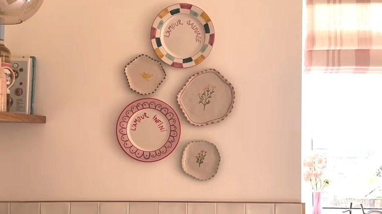 Colorful plates on a white wall for decoration.