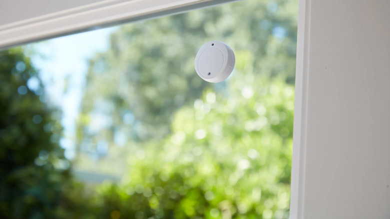 Round vibration sensor on window glass