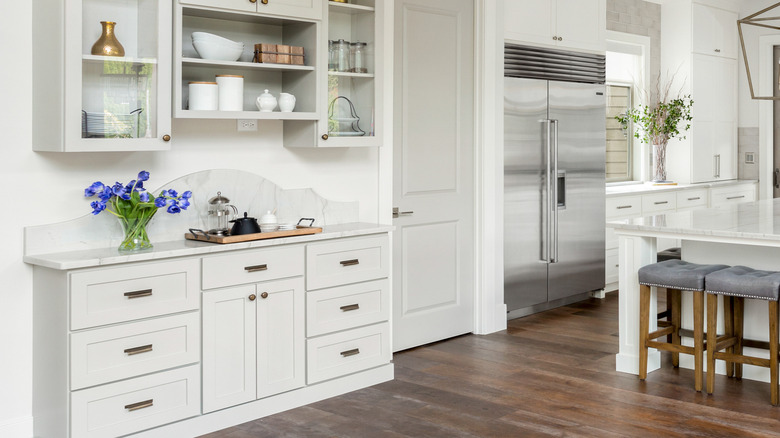 White kitchen cabinets