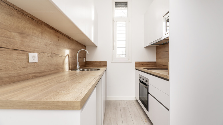 Counterspalsh with matching counter in kitchen