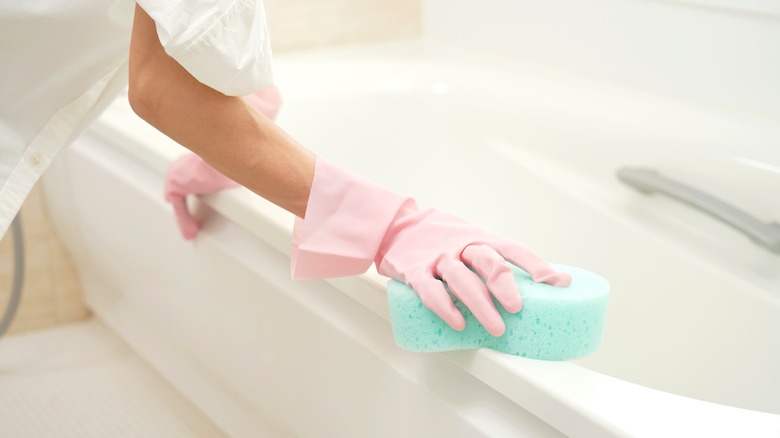 Person cleaning a bathtub 