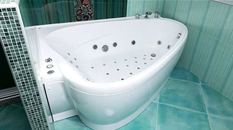 How to Clean Bathtub Jets