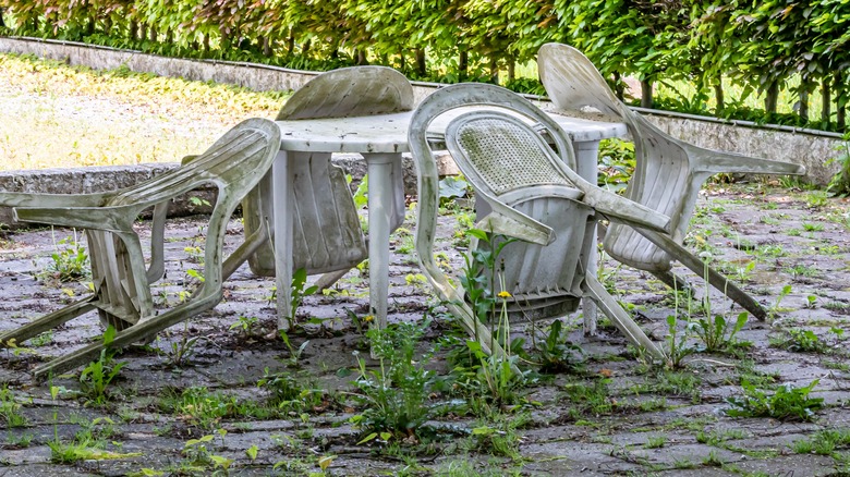 dirty outdoor table and chairs