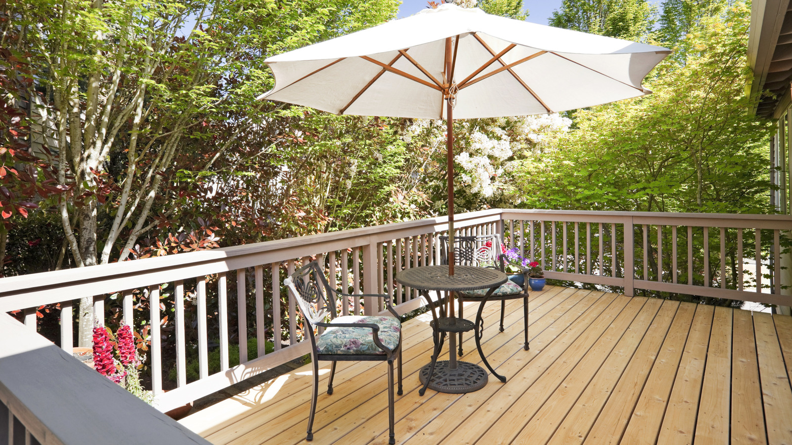 A Smart Approach to Enhancing Your Outdoor Umbrella and Table Set-Up