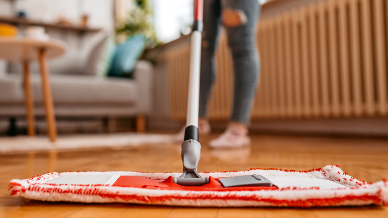 mop cleaning laminate floor