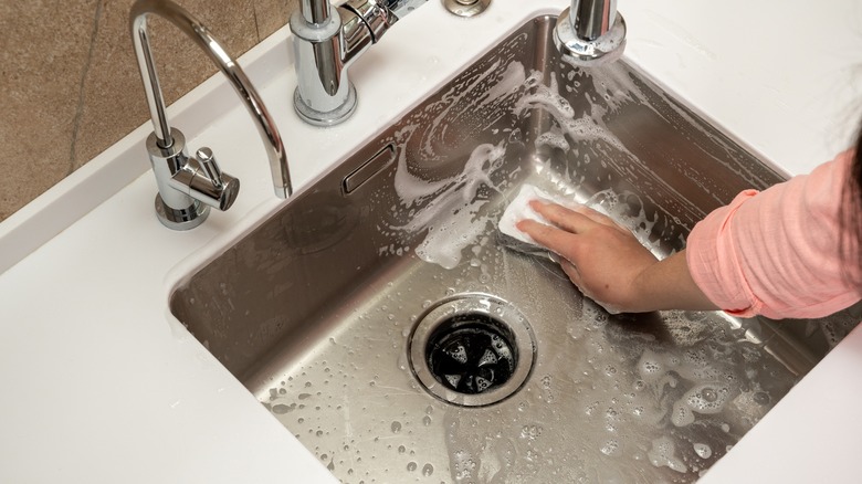 Cleaning kitchen sink