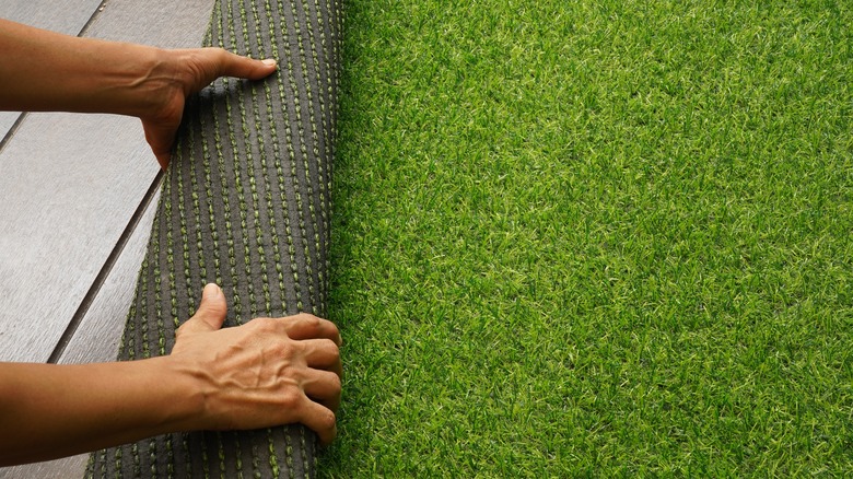 Installing artificial lawn