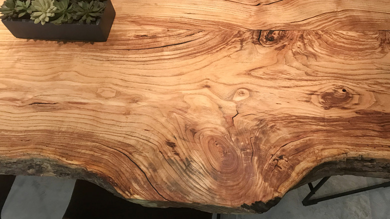 piano di lavoro con bordo in legno personalizzato