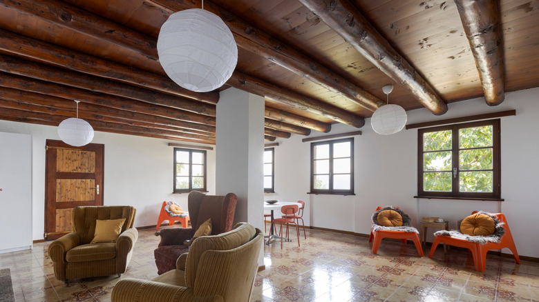 Living room with windows and a low ceiling
