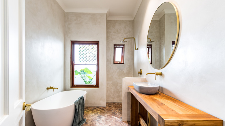 An elegant bathroom with Venetian plaster applied on the walls.