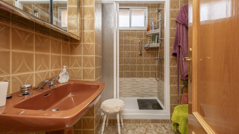 A brown and orange vintage bathroom.