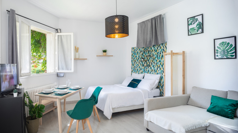 Studio bedroom with matching set of chairs and table cloths