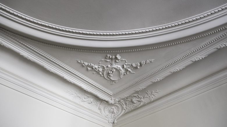 detail shot of corner decorative molding