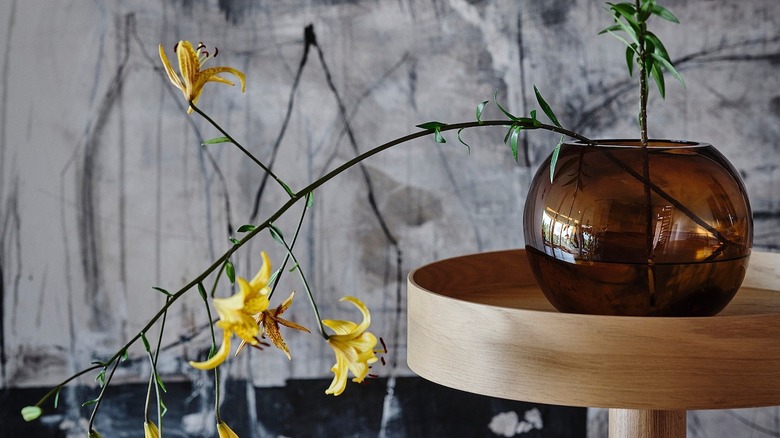 the IKEA vase on a wooden stand