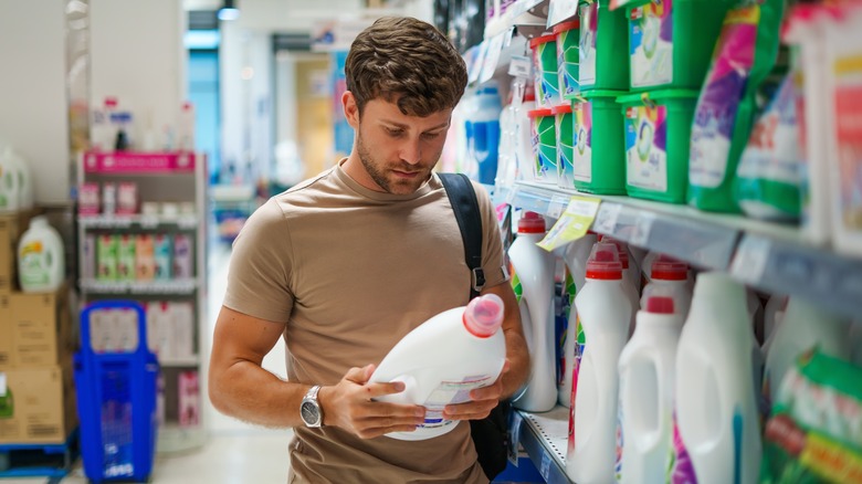 man shopping for laundry detergent 