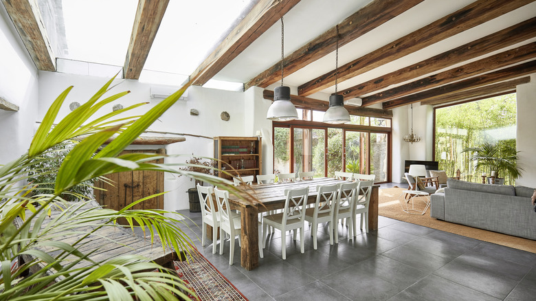 nice spacious dining room