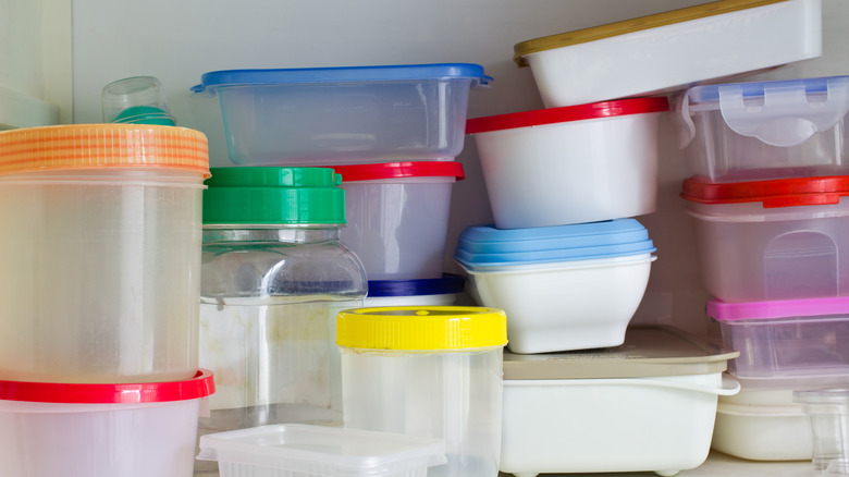 Tupperware lids of different sizes