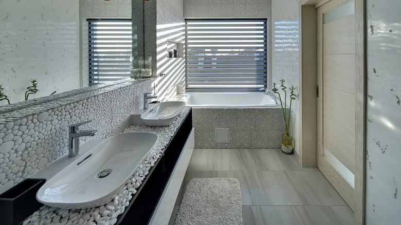 bathroom with pebble stone tile