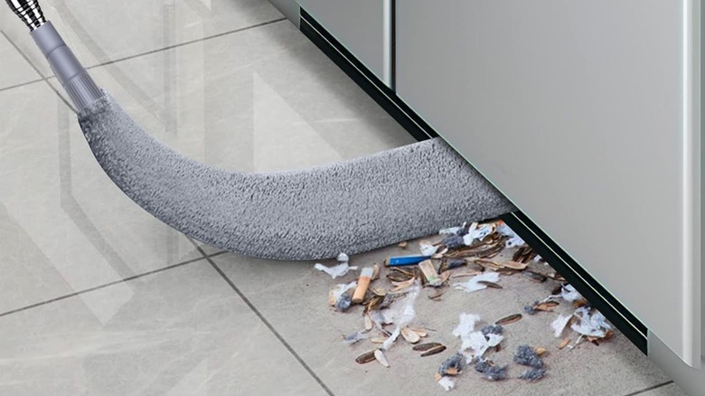 AURUZA retractable gap cleaner cleaning under appliance