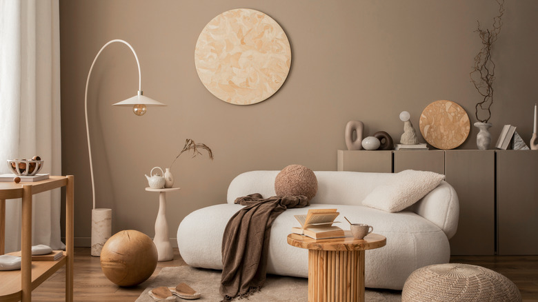 A living room dedicated to round elements and furniture pieces