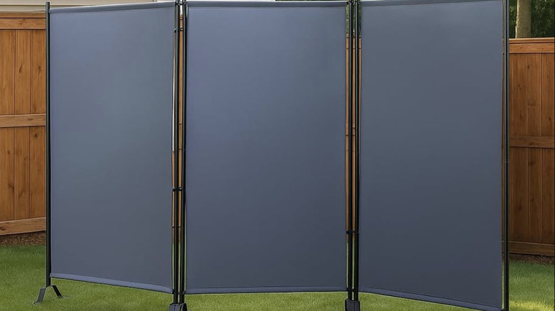 A water-repellent folding panel outside