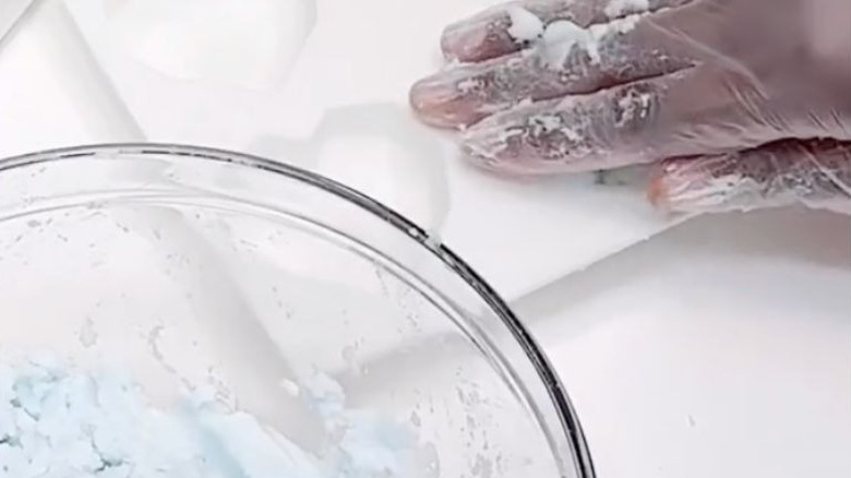 woman making laundry bombs 