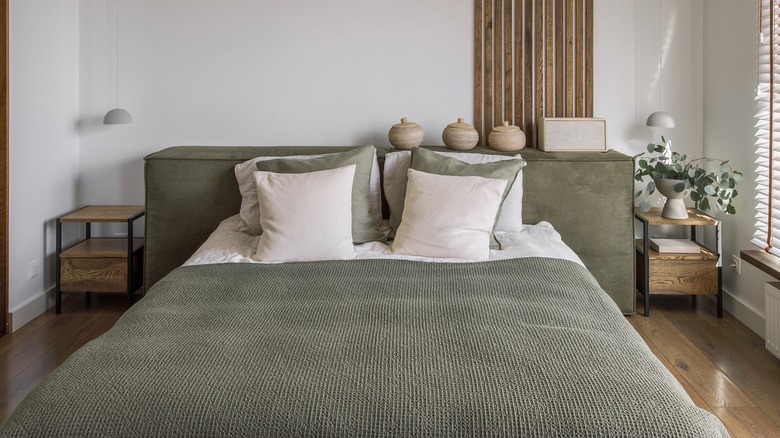 Natural bedroom with green duvet