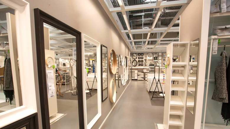 Basic mirrors in store