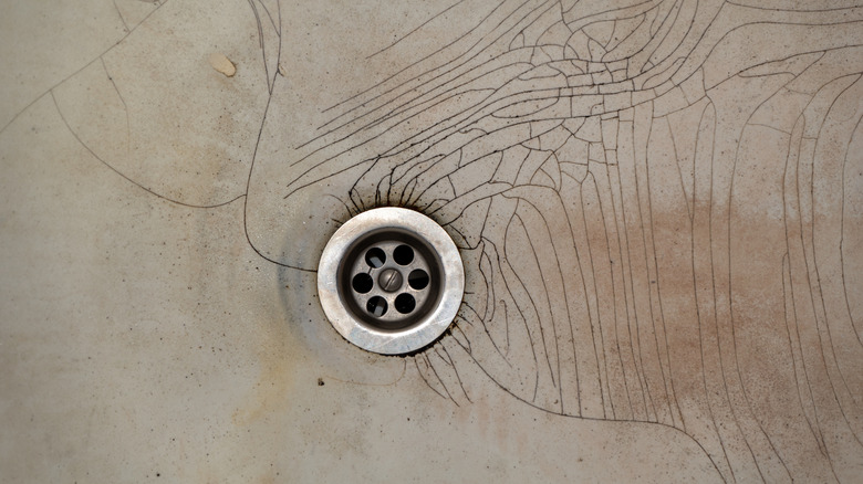 Bathtub with cracks around drain