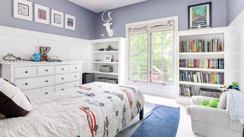 Built-in shelves in bedroom