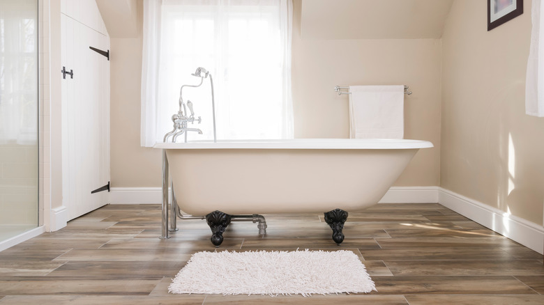 white freestanding bathtub
