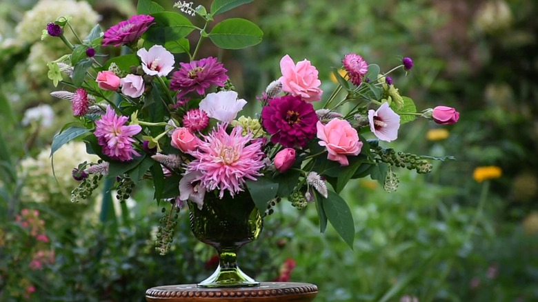 A monochromatic flower arrangement outside from flowers in the garden