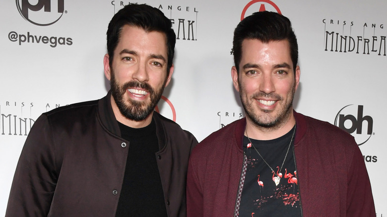 Drew Scott and Jonathan Scott smiling on the red carpet