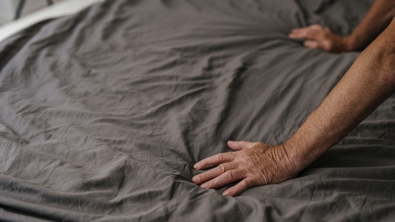 Smoothing out wrinkled comforter