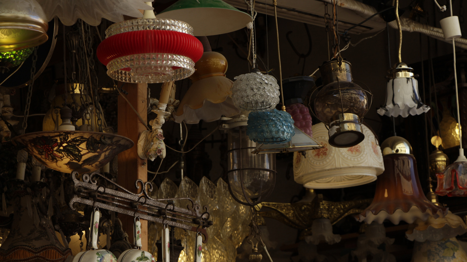 The Grandmillennial Stained Glass Light You'd Be Thrilled To Find At The Thrift Store
