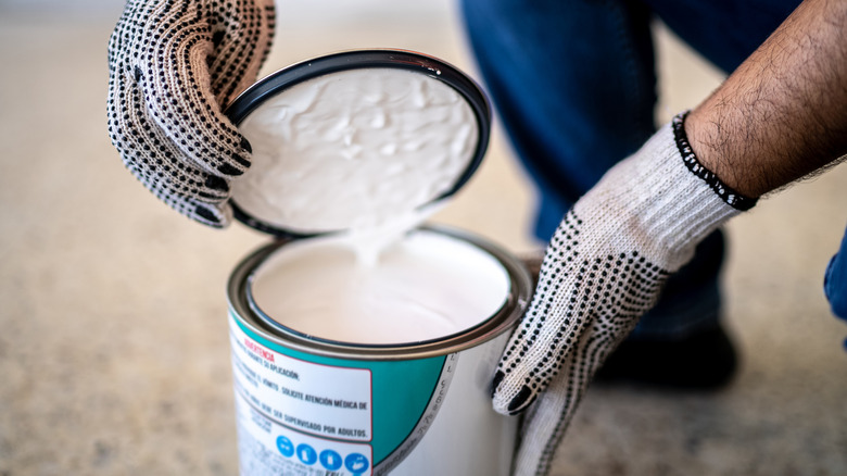 paint can removing lid