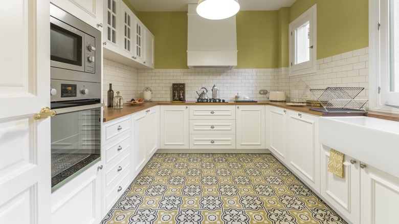 U-shaped kitchen 