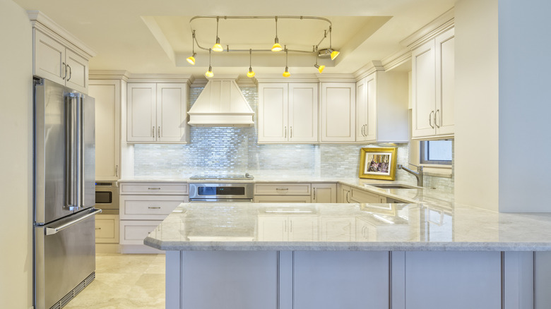 unused white kitchen