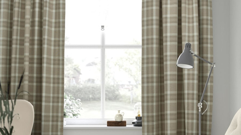 HÄGGVECKMAL curtains in a bright room with reading light