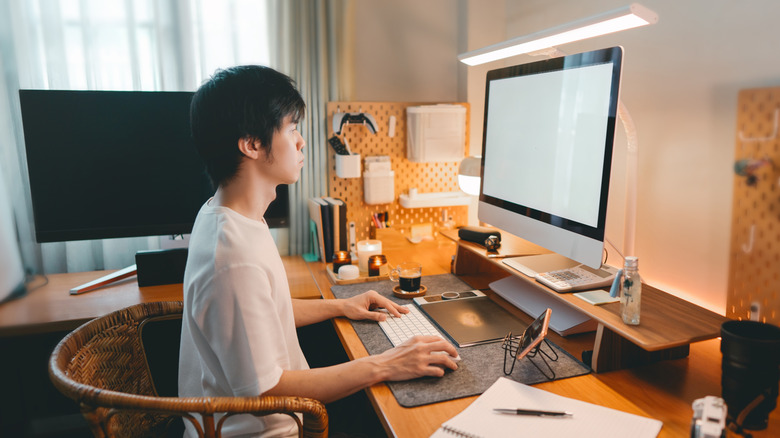 Man sitting at a desk in a home office and working
