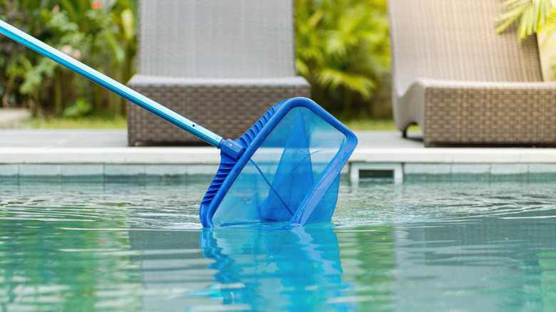 Skimming swimming pool