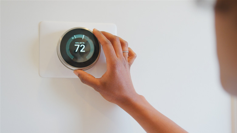 Hand setting thermostat to 72 degrees