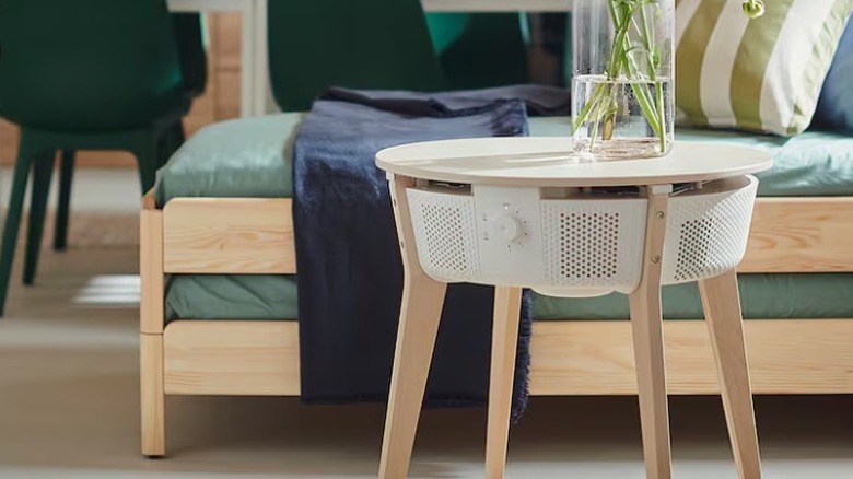 The white STARKVIND table with air purifier in a living room