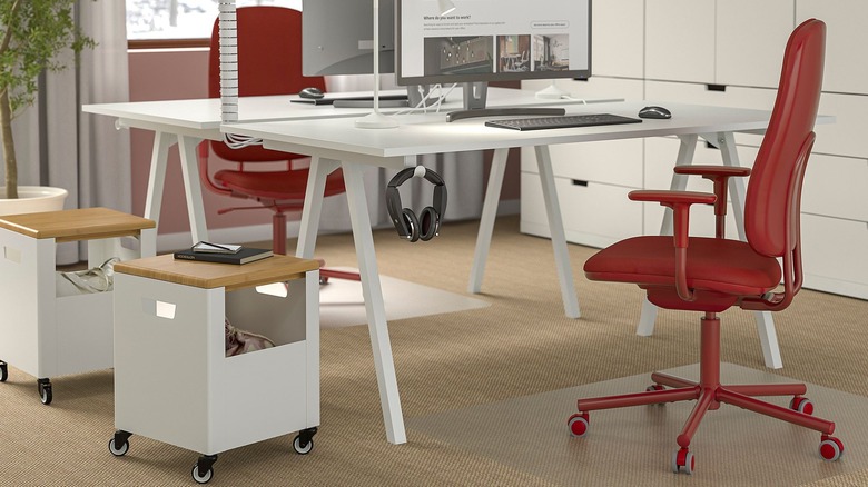 The IKEA SMÖRKULL office chair in Gräsnäs red