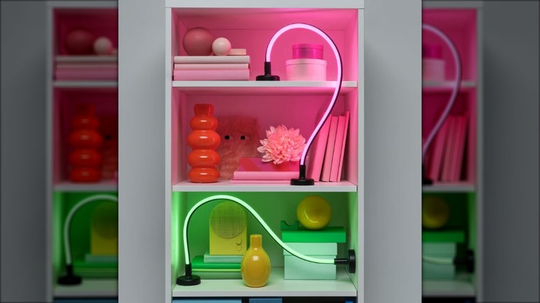 two SMÅSNÖRE lamps positioned on bookshelf