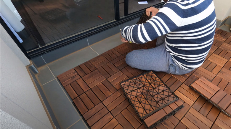 Man installing IKEA tiles