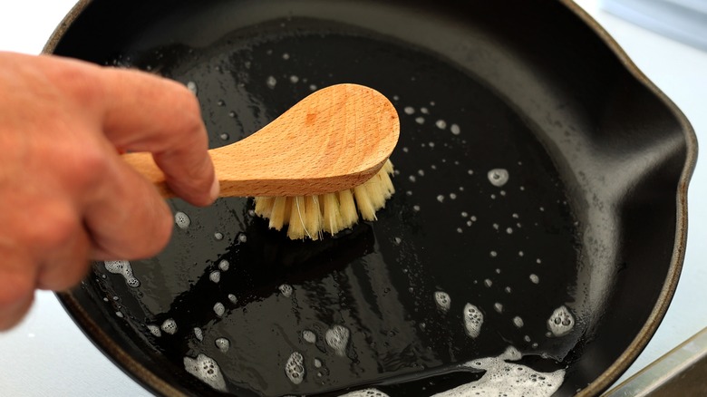 cleaning a cast iron pan 