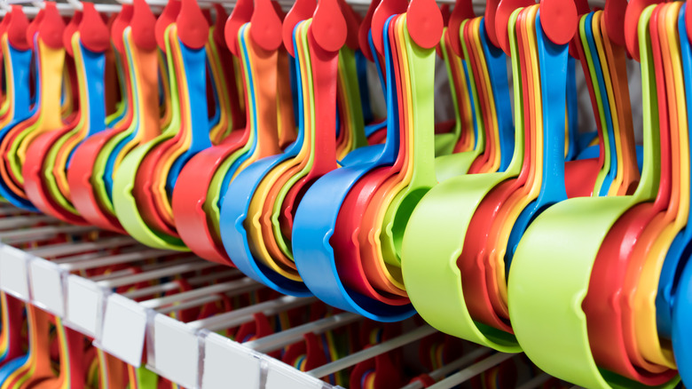 plastic measuring cups