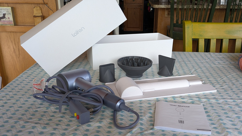 The Laifen Swift, its accessories, and packaging are minimal