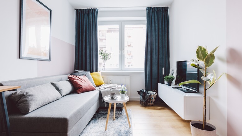 Living rooom with a low ceiling